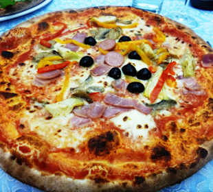 Pizza aus dem Holzofen