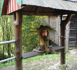 Vyřezvaná postavička u mlýna