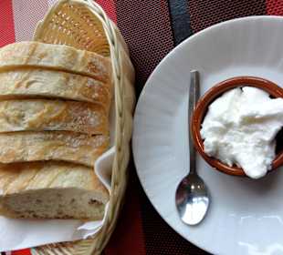 Aioli und frisches Brot als Gruß der Küche