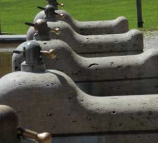 Wasserbecken mit Spritzkanonen Glacis Park