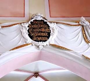 Über dem Altarbereich