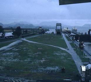 Schiffe verlassen die Miraflores-Staustufe