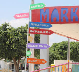 Superstore vor dem Hotel