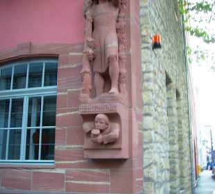 Steinfiguren an jeder Ecke