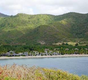 Blick von einem Aussichtspunkt auf das Meer