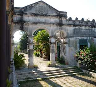 Inneres Eingangstor zum Hauptgebäude