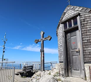 Gipfel auf 1838 m mit kleiner Kapelle
