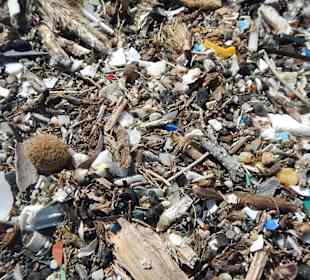 Mikroplastik am Strand von Stintino
