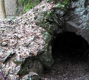 Mausloch vor der Karl-Kaufmann-Brücke