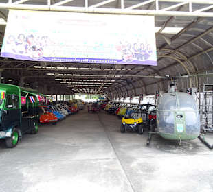 In der Haupthalle des Jesada Fahrzeug Museums