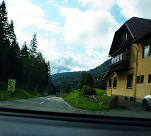 Rechts das Haupthaus