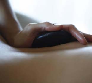 Massage du dos aux pierres chaudes
