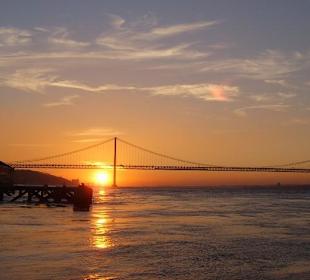 Zachód słońca z Ponte de 25 de Abril