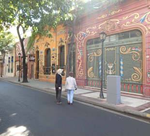 Mit typischen Tango-Symbolen bemalte Häuser