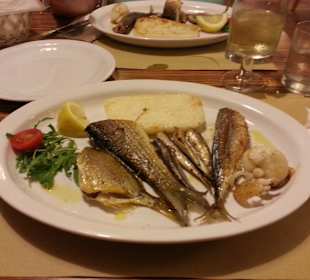 Gegrillte Fische mit traditionellem Polenta