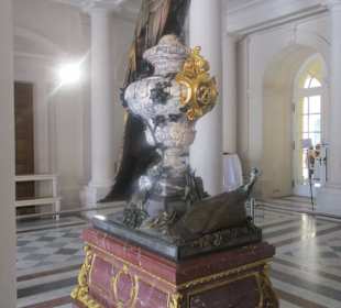 Eingang zum Schloss. Ein Pfau