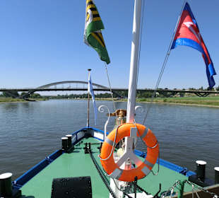 Auf der Elbe vor uns die Waldschlößchenbrücke