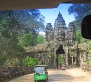 Busdurchfahrt unter lächenden Gesichtern
