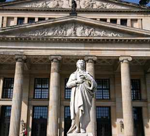 Schiller Denkmal aus Marmor