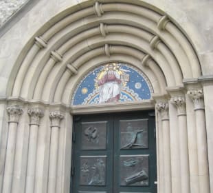 Eingang zur Kirche gegenüber vom Dom
