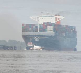 Containerfrachter beim rangieren