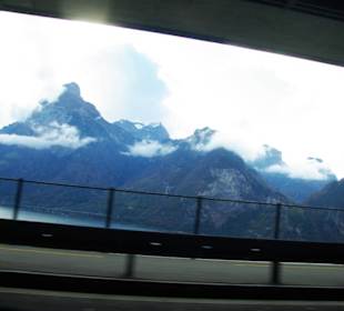 Unter dem Schutzwall