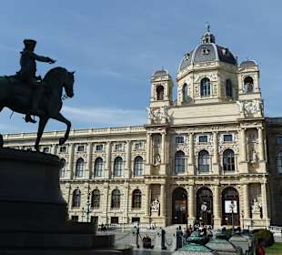 Maria-Theresien-Denkmal mit dem Naturhistorische  