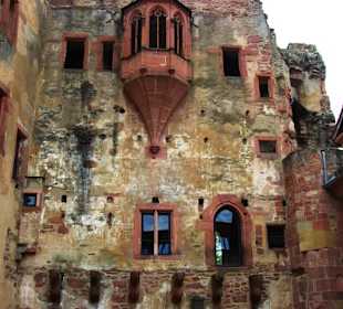 Schlossmauer mit Erker