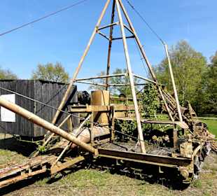Geräte zum Torfabbau im Außenbereich des Museums