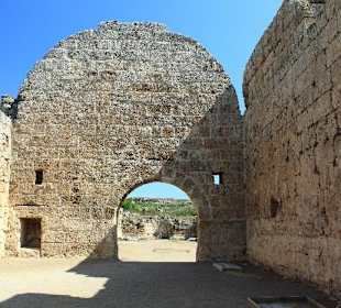 Tor einer grossen Halle