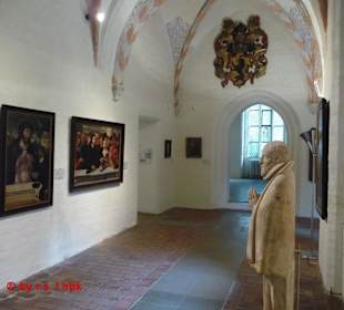 Einer der Flure mit Gemälden und Skulpturen