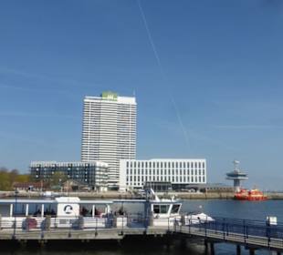 Blick zur Fußgängerfähre und nach Travemünde