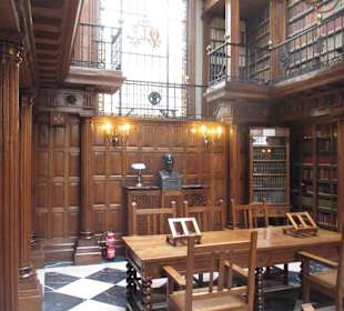 Interior de la biblioteca