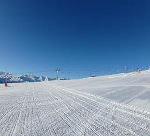 Dank Dorfbahn als erster auf der Piste.