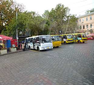 Viele kleine Busse sind in Odessa unterwegs