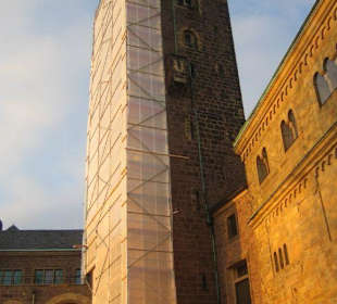Der verhüllte Turm auf der Wartburg.
