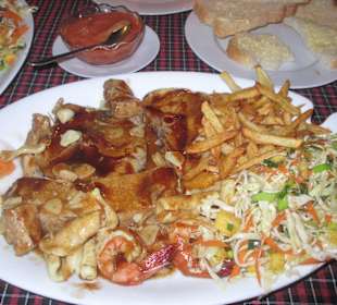 Grill Fischplatte mit Pommes und Salat