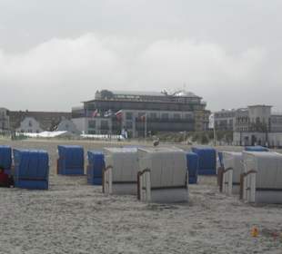 Blick vom Strand zum Hotel