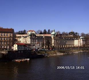 Moldau mit Burganlage rechts