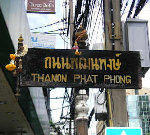 Schräg gegenüber liegt Patpong