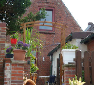 Holländerhaus mit Vorgarten