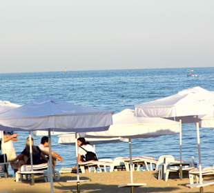 Strand mit hoher Liegen-Schirmmiete
