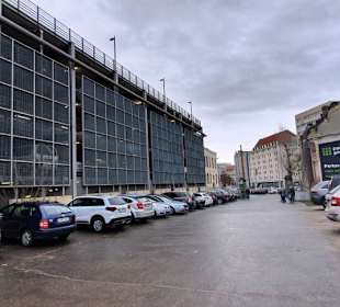 Das Parkgelände hinter dem Bahnhof