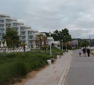 Schöne Strandpromenade 