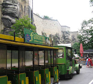 Bimmelbahn am Fuße der Festung