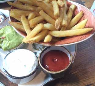 Große Pommes mit verschiedenen Dips
