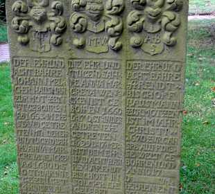 Alter Grabstein im Kirchgarten