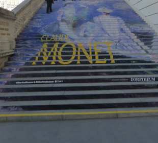 Treppe zur Albertina mit Claude Monet Ausstellung