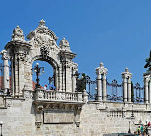 Der Eingang mit dem mystischem Vogel