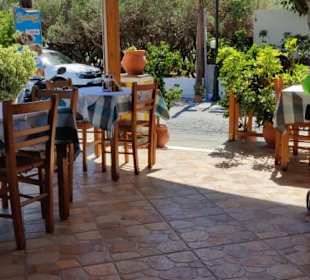 Blick vom Lokal zur Straße